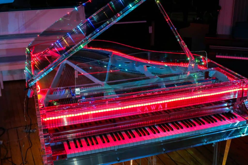 Đàn piano lớn làm bằng acrylic trong suốtĐàn piano lớn làm bằng acrylic trong suốt  